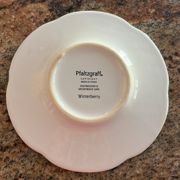 Pfaltzgraff winterberry pattern! Can use to put a candle on - Picture 2 of 3
